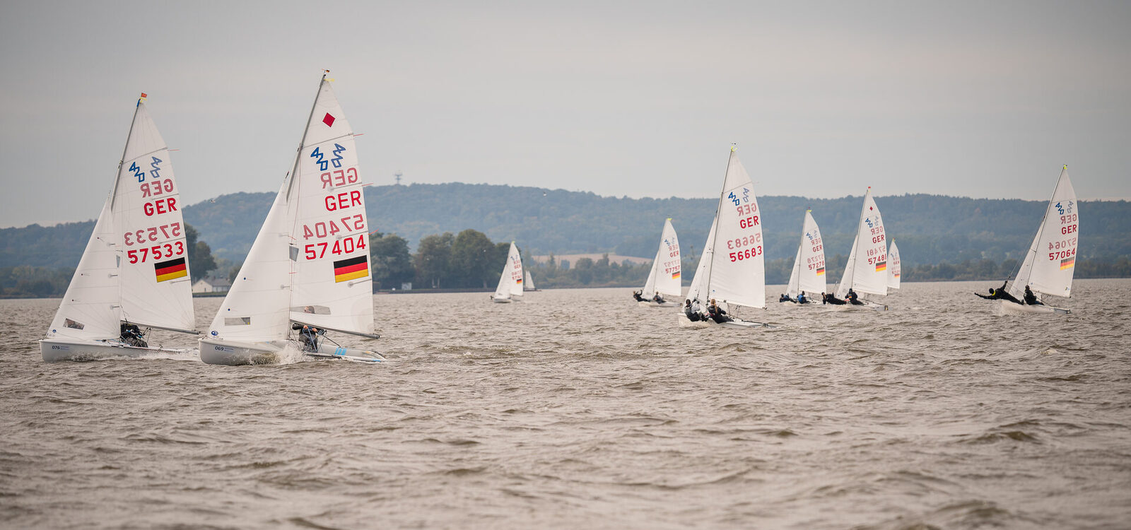 420er-Feld auf dem Wasser kurz nach dem Start