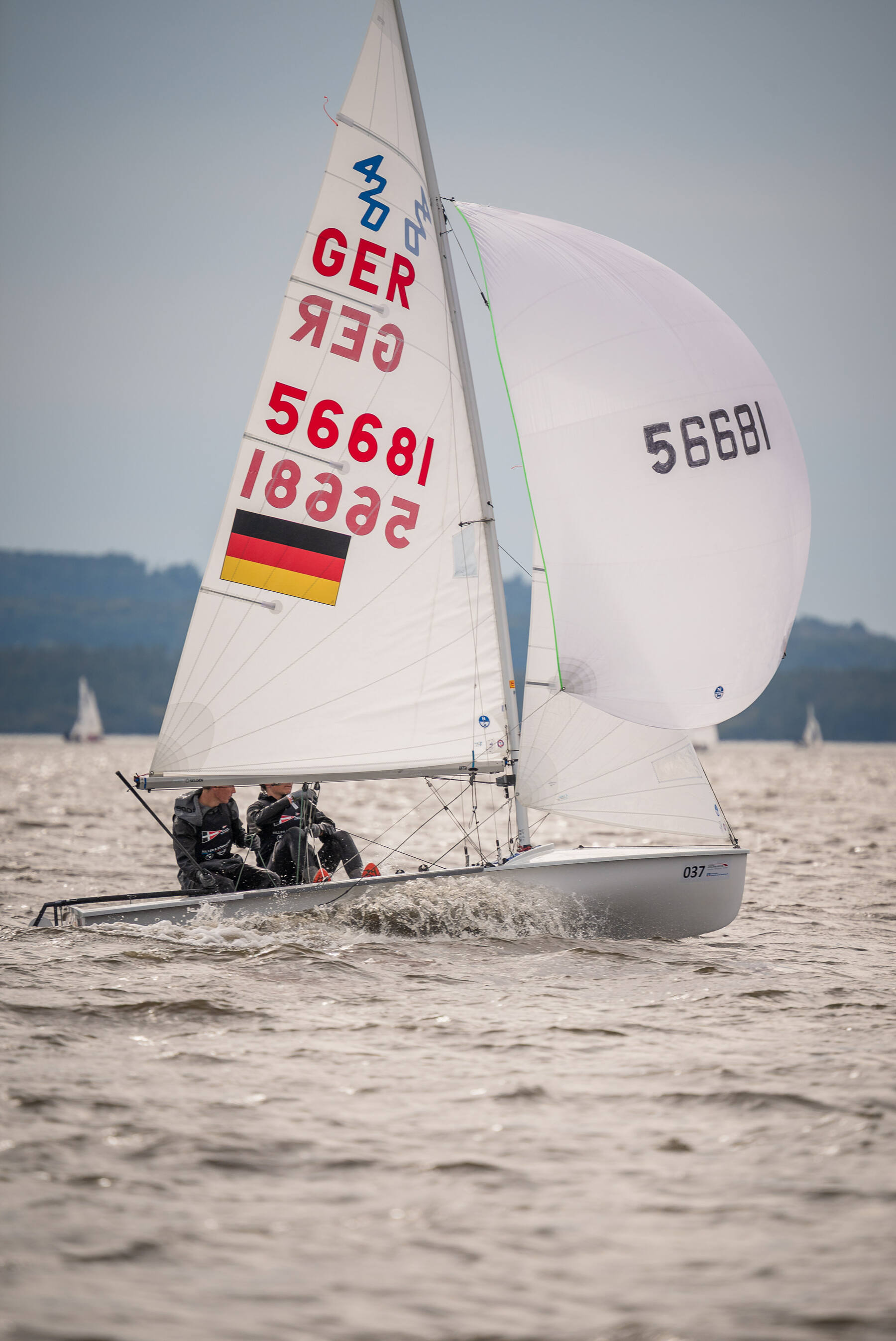 Zwei 420er mit gesetztem Spinnaker auf Raumkurs